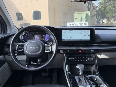 Used 2022 Kia Carnival EX FWD image 9