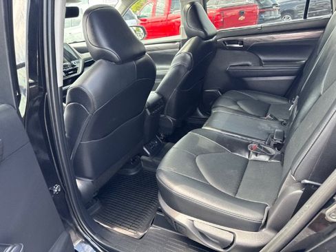 Used 2022 Toyota Highlander Limited AWD/4WD image 16