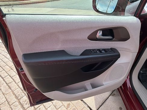 Used 2018 Chrysler Pacifica Touring-L w/ Tire & Wheel Group image 14