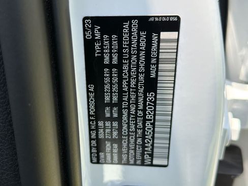Certified 2023 Porsche Macan AWD/4WD image 33