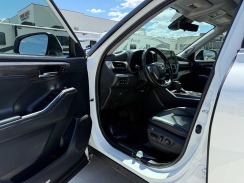 Used 2021 Toyota Highlander Platinum image 16