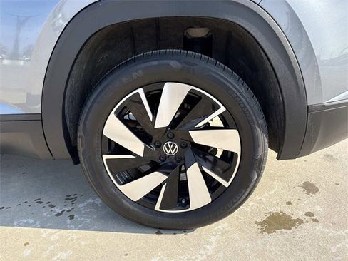 Certified 2025 Volkswagen Atlas Cross Sport SE image 27