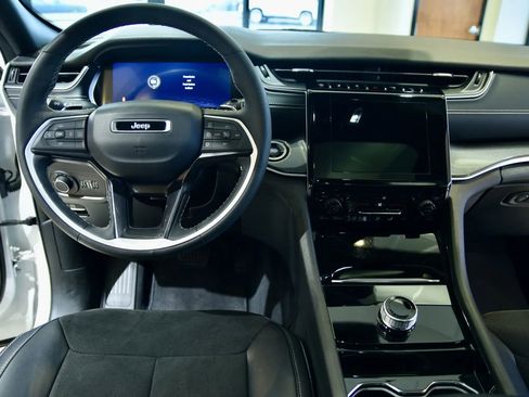 Used 2023 Jeep Grand Cherokee Altitude image 12