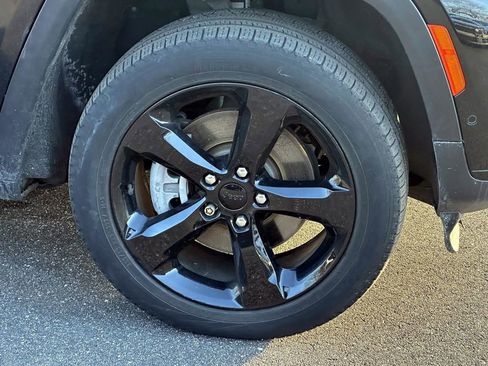 Used 2023 Jeep Grand Cherokee L Limited w/ Luxury Tech Group II image 9