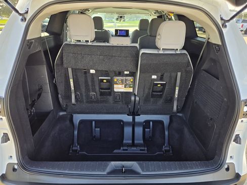 Used 2025 Toyota Sienna LE FWD image 30