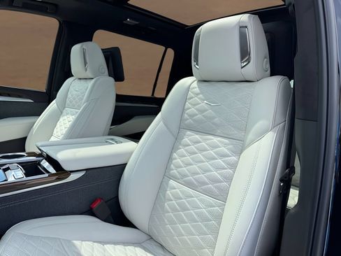 New 2026 Cadillac Escalade ESV Platinum Sport w/ LPO, ONYX Package AWD/4WD image 11