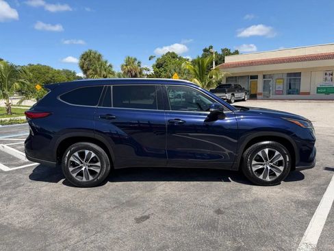Used 2021 Toyota Highlander XLE FWD image 4