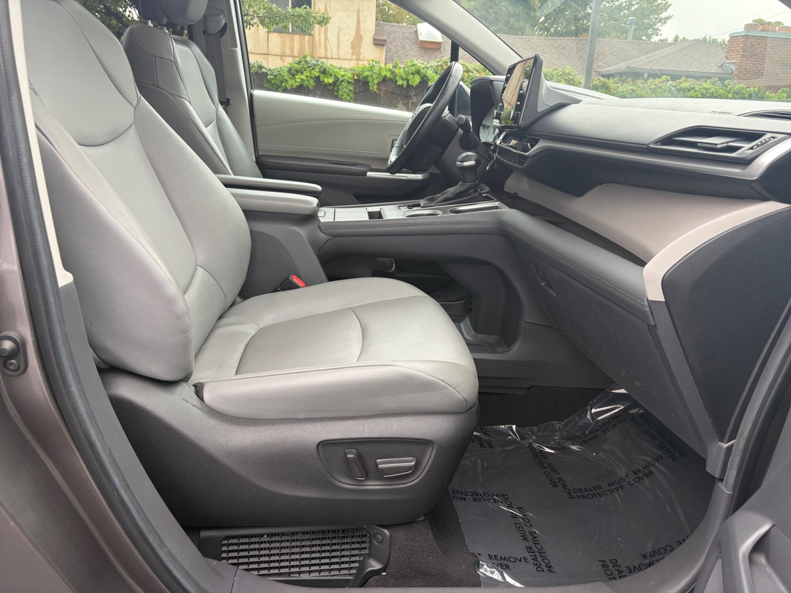 Used 2024 Toyota Sienna XLE FWD image 28