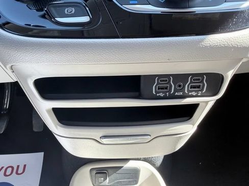 Used 2023 Chrysler Pacifica Touring-L FWD image 17