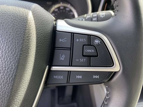 Used 2025 Toyota Highlander XLE AWD/4WD image 34