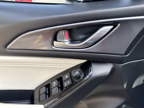 Used 2018 MAZDA MAZDA3 Grand Touring image 21