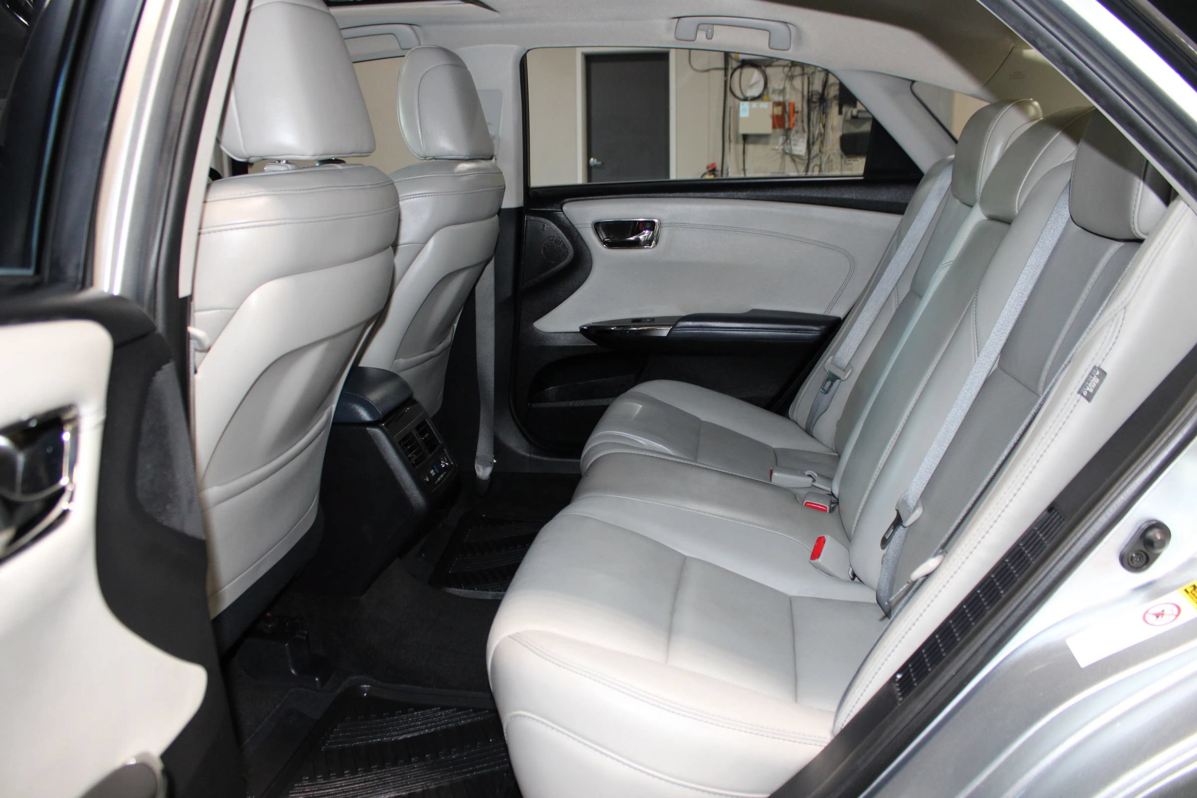 Used 2015 Toyota Avalon Limited w/ Technology Package FWD image 30