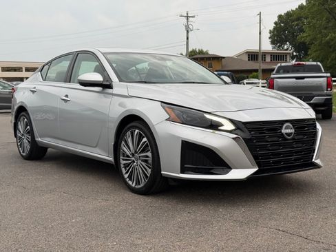 Used 2025 Nissan Altima 2.5 SL AWD/4WD image 2
