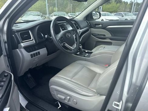 Used 2015 Toyota Highlander XLE image 3