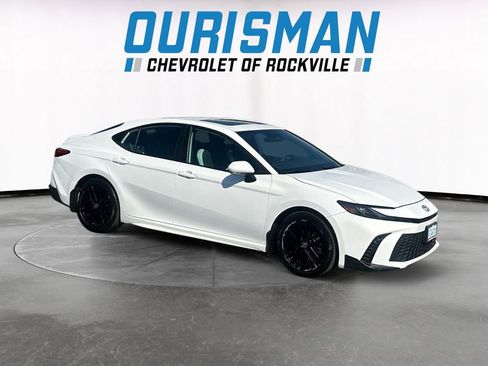 Used 2025 Toyota Camry SE w/ Convenience Package image 1