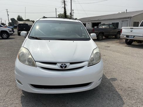 Used 2010 Toyota Sienna image 4