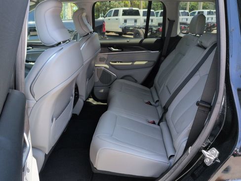 Used 2023 Jeep Grand Cherokee Overland w/ Luxury Tech Group IV AWD/4WD image 14
