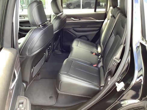 Certified 2023 Jeep Grand Cherokee Limited image 9