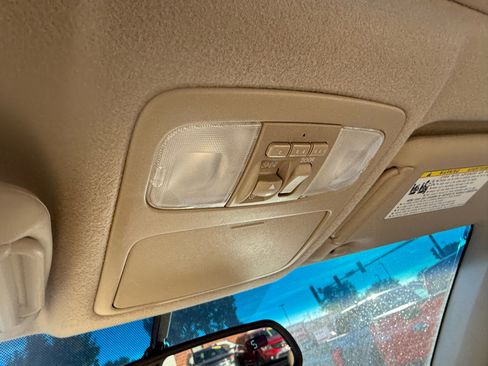 Used 2005 Toyota Highlander 4WD V6 w/ 3rd Row image 24