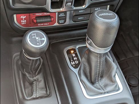 Used 2024 Jeep Gladiator Rubicon w/ Technology Group AWD/4WD image 14