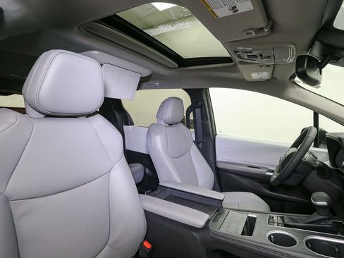 New 2026 Toyota Sienna XLE image 14