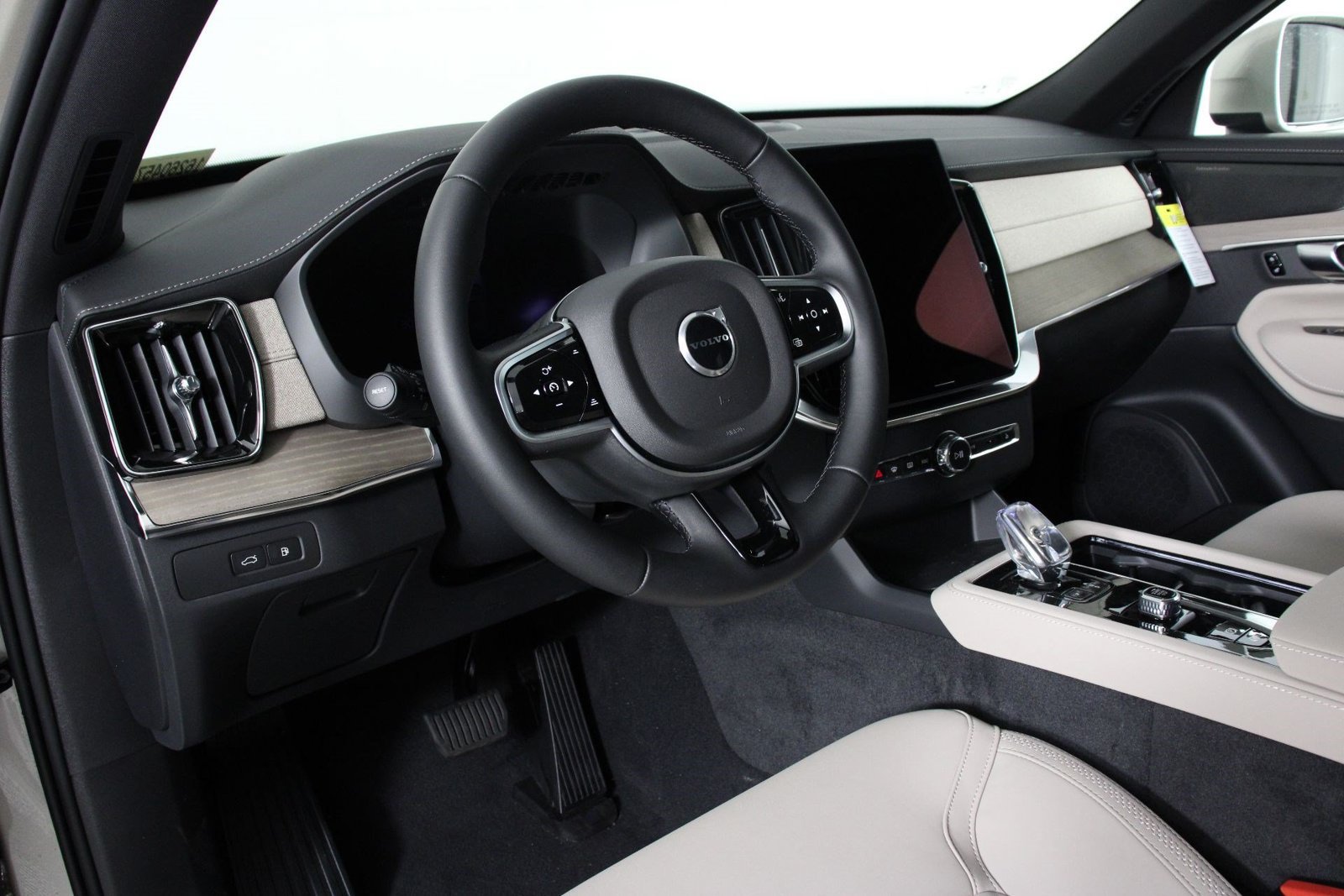 New 2026 Volvo XC90 T8 Plus w/ Protection Package Premier AWD/4WD image 8