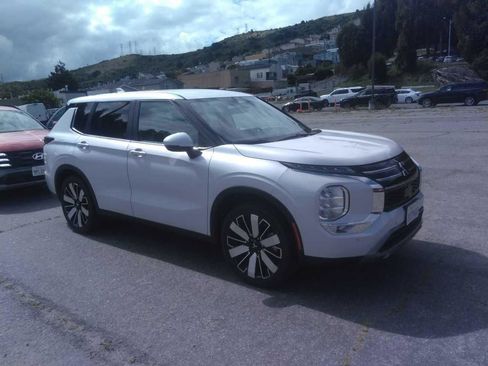 Used 2025 Mitsubishi Outlander SE FWD image 1