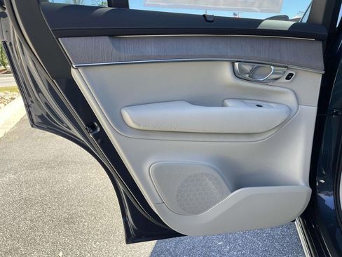 New 2026 Volvo XC90 B6 Ultra image 2