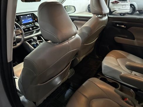 Used 2021 Toyota Highlander XLE AWD/4WD image 30
