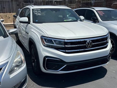Used 2021 Volkswagen Atlas Cross Sport SE w/ Panoramic Sunroof Package FWD image 2