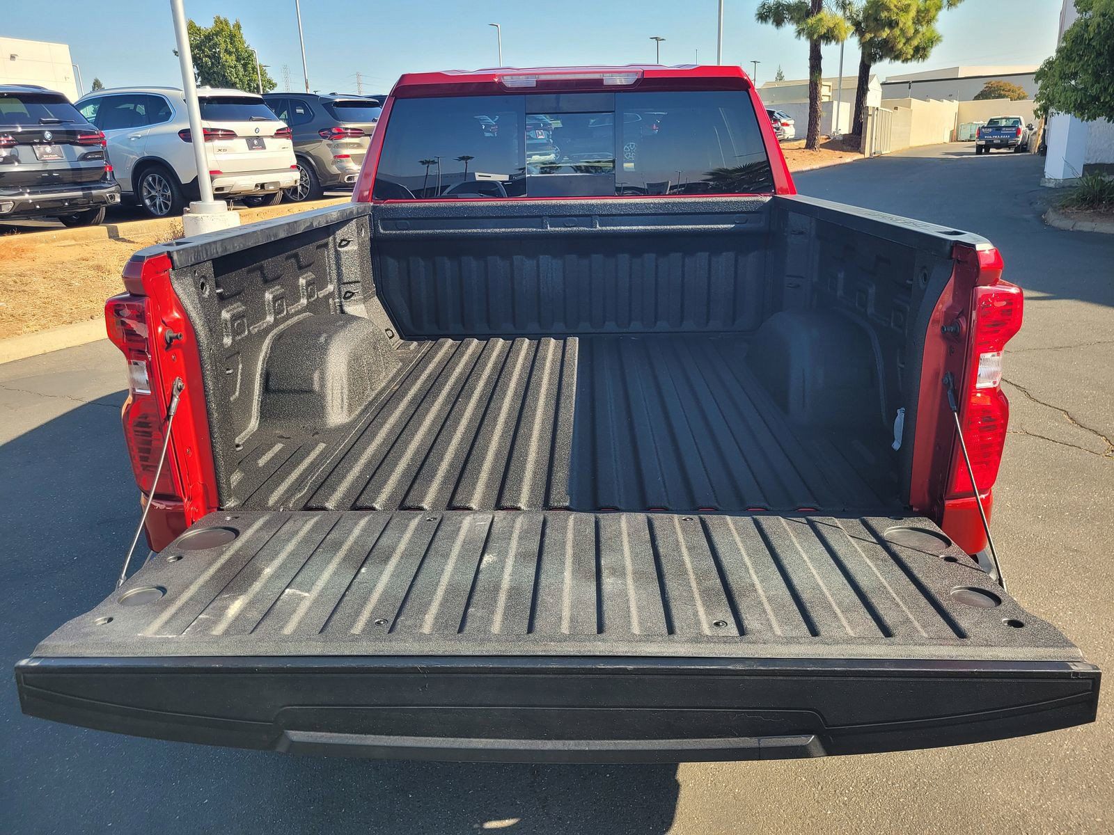 Used 2022 Chevrolet Silverado 1500 LT w/ Leather Package AWD/4WD image 7