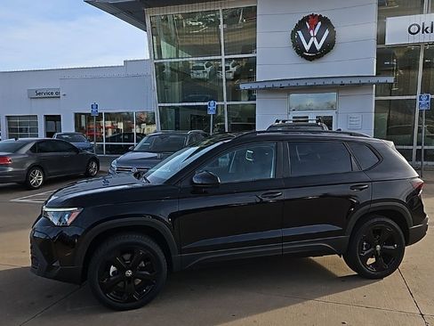 New 2026 Volkswagen Taos SE image 8