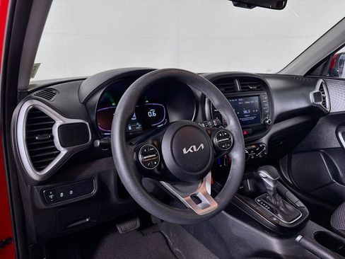 Used 2023 Kia Soul LX w/ LX Technology Package FWD image 9