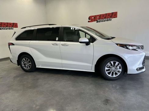 Used 2026 Toyota Sienna XLE FWD image 2