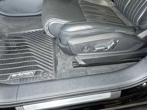 Used 2019 Audi e-tron Prestige w/ Prestige Package AWD/4WD image 36
