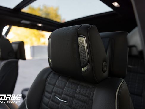 Used 2025 Cadillac Escalade Sport Platinum w/ LPO, ONYX Package image 29