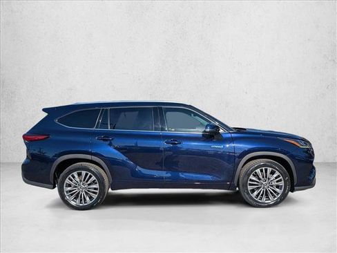 Used 2020 Toyota Highlander Platinum FWD image 4