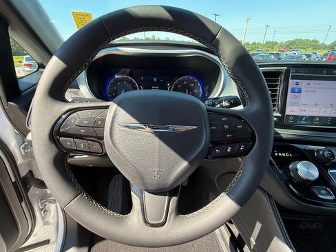 Used 2025 Chrysler Pacifica Limited FWD image 20