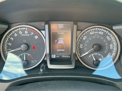 Used 2021 Toyota Tacoma TRD Sport w/ TRD Premium Sport Package AWD/4WD image 32