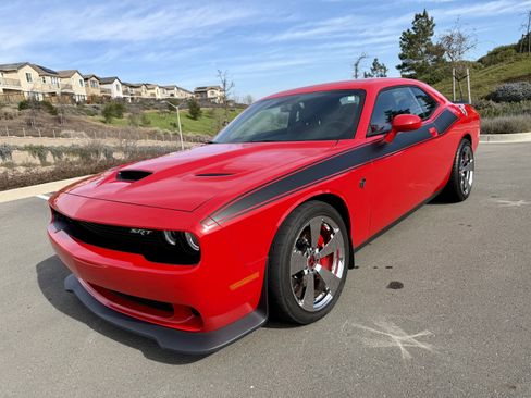 Used 2015 Dodge Challenger SRT Hellcat image 1