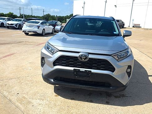 Used 2020 Toyota RAV4 XLE FWD image 4