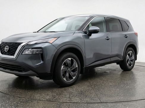 Used 2025 Nissan Rogue SV image 3