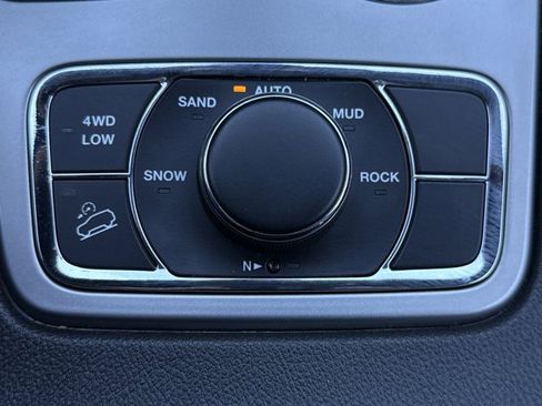 Used 2022 Jeep Grand Cherokee Laredo X image 22