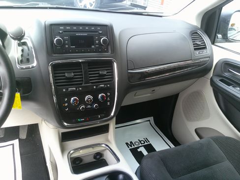 Used 2016 Dodge Grand Caravan SXT FWD image 25