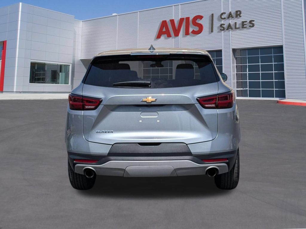 Used 2025 Chevrolet Blazer LT FWD image 7