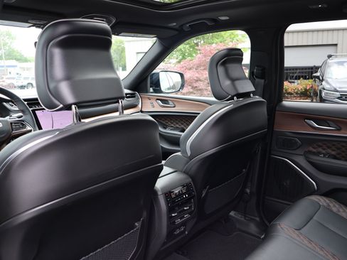 Used 2025 Jeep Grand Cherokee Summit w/ Obsidian Package AWD/4WD image 19