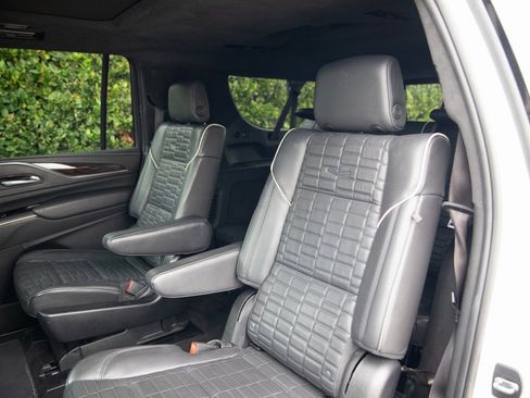 Used 2022 Cadillac Escalade ESV Premium Luxury Platinum w/ Heavy-Duty Trailer Package image 9