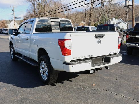 Used 2017 Nissan Titan SL image 5