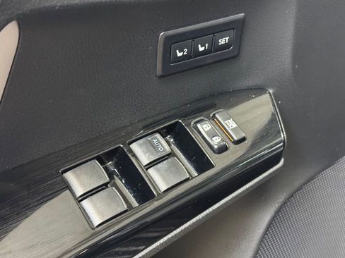 Used 2018 Toyota RAV4 Limited image 9