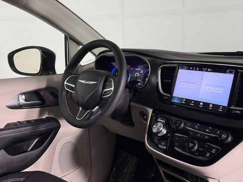 Used 2024 Chrysler Pacifica Touring-L image 31
